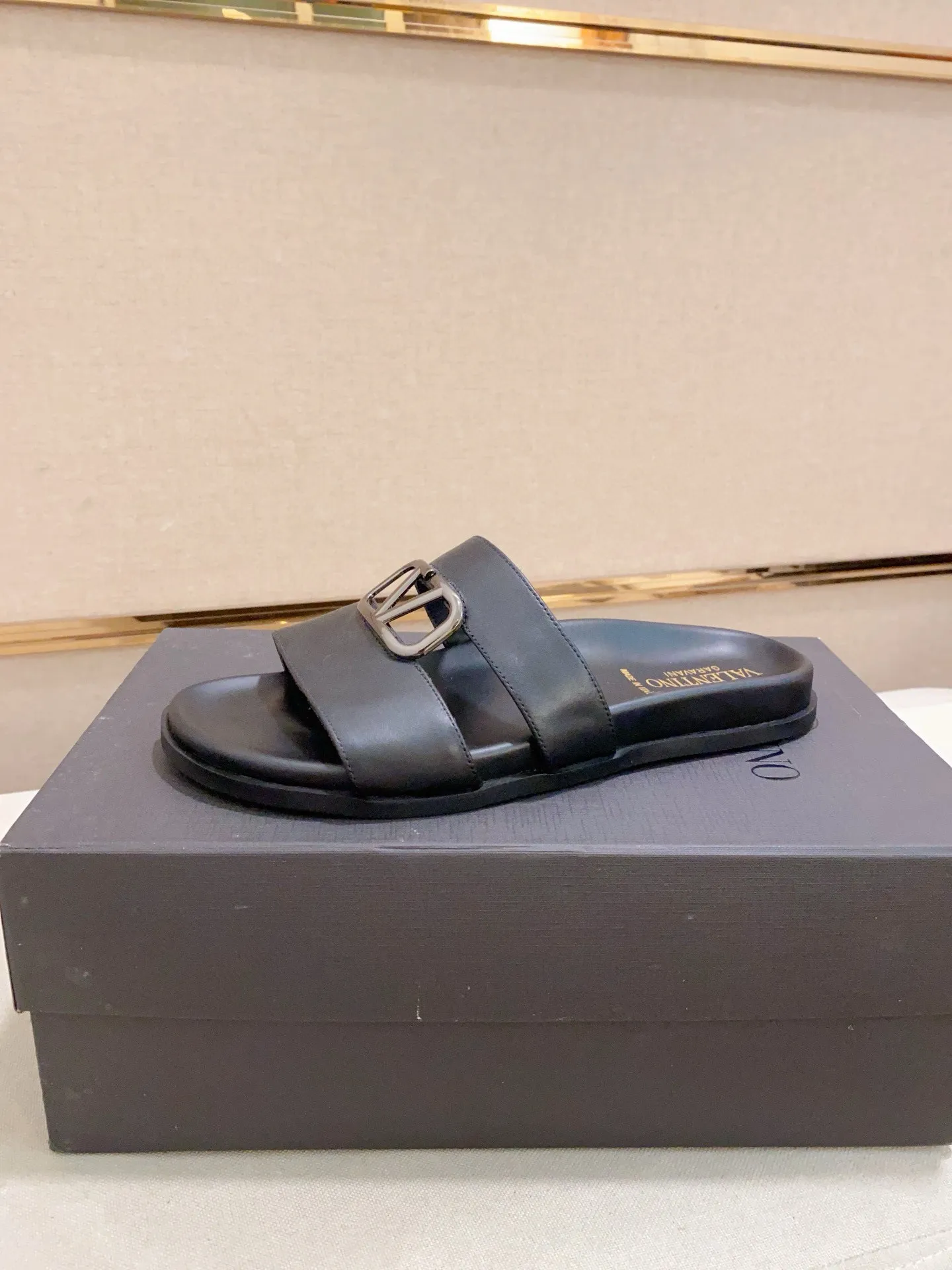 Men's shoes💰: 440💰[Valentino] New men's boutique slippers, counter quality, classic plaid, the actual workmanship is quite complex🔰The uppers are made of imported fabrics➕🐑Sheepskin lining, which tests the craftsman's craftsmanship➕original PU outsole. Size: 38-44 (45 can be customized, non-refundable)